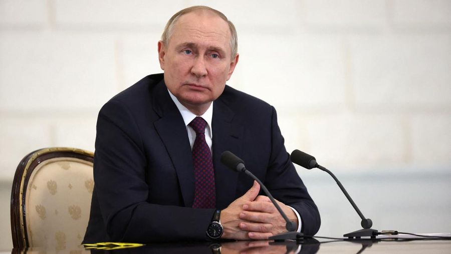 Presiden Rusia Vladimir Putin menghadiri konferensi pers setelah pertemuan trilateral dengan Presiden Azerbaijan Ilham Aliyev dan Perdana Menteri Armenia Nikol Pashinyan di Sochi, Rusia 31 Oktober 2022. (via REUTERS/SPUTNIK)