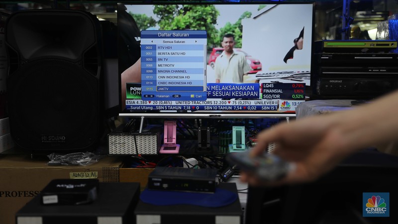 Sejumlah penjual toko elektronik berjaga menunggu pembeli di Kawasan Glodok, Jakarta, Selasa, 1/11.  (CNBC Indonesia/Muhammad Sabki)