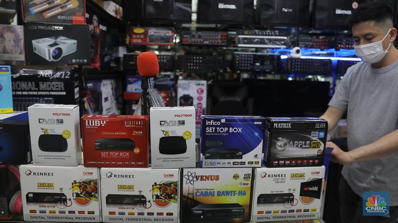 Sejumlah penjual toko elektronik berjaga menunggu pembeli di Kawasan Glodok, Jakarta, Selasa, 1/11.  (CNBC Indonesia/Muhammad Sabki)