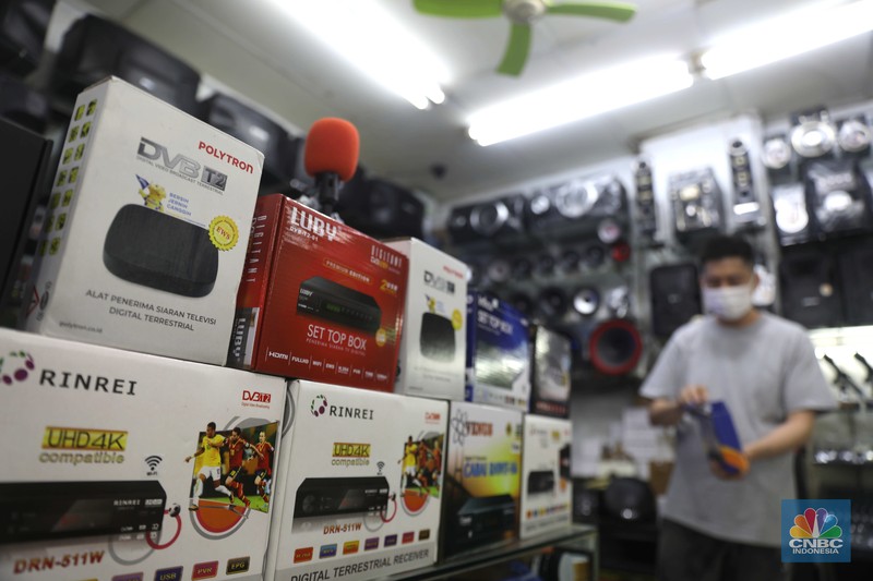 Sejumlah penjual toko elektronik berjaga menunggu pembeli di Kawasan Glodok, Jakarta, Selasa, 1/11.  (CNBC Indonesia/Muhammad Sabki)