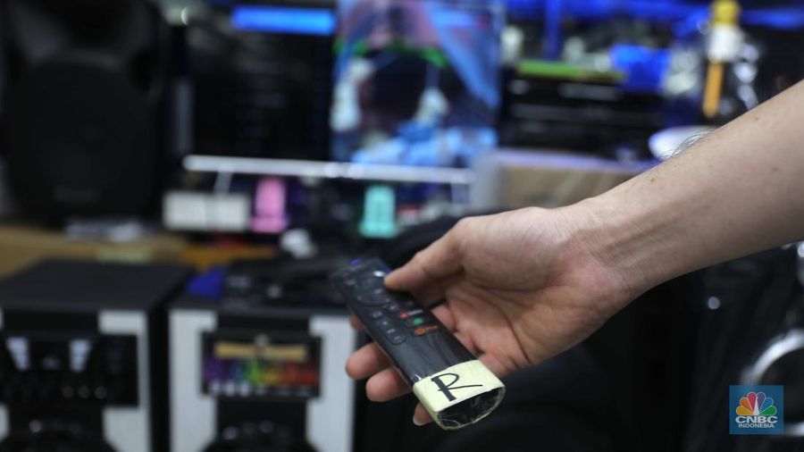 Sejumlah penjual toko elektronik berjaga menunggu pembeli di Kawasan Glodok, Jakarta, Selasa, 1/11.  (CNBC Indonesia/Muhammad Sabki)