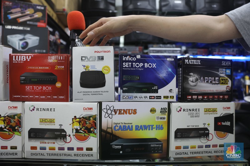 Sejumlah penjual toko elektronik berjaga menunggu pembeli di Kawasan Glodok, Jakarta, Selasa, 1/11.  (CNBC Indonesia/Muhammad Sabki)