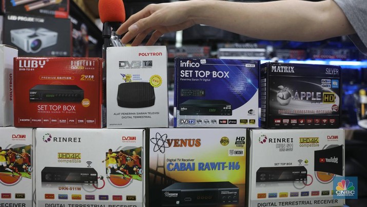 Sejumlah penjual toko elektronik berjaga menunggu pembeli di Kawasan Glodok, Jakarta, Selasa, 1/11. (CNBC Indonesia/Muhammad Sabki) Sejumlah penjual toko elektronik berjaga menunggu pembeli di Kawasan Glodok, Jakarta, Selasa, 1/11. (CNBC Indonesia/Muhammad Sabki)