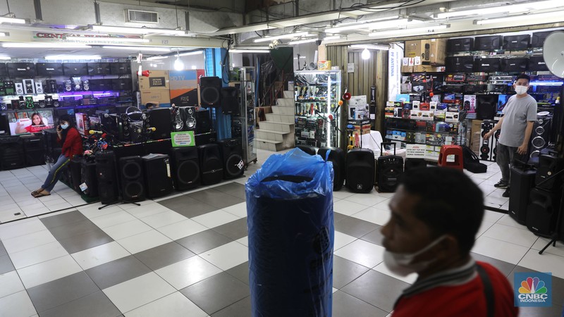 Sejumlah penjual toko elektronik berjaga menunggu pembeli di Kawasan Glodok, Jakarta, Selasa, 1/11.  (CNBC Indonesia/Muhammad Sabki)