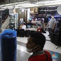 Sejumlah penjual toko elektronik berjaga menunggu pembeli di Kawasan Glodok, Jakarta, Selasa, 1/11.  (CNBC Indonesia/Muhammad Sabki)