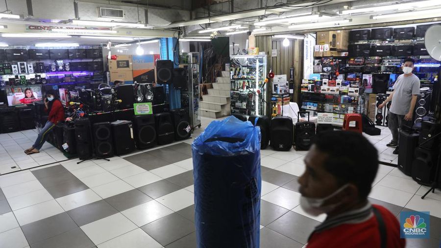 Sejumlah penjual toko elektronik berjaga menunggu pembeli di Kawasan Glodok, Jakarta, Selasa, 1/11.  (CNBC Indonesia/Muhammad Sabki)