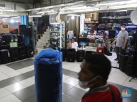 Sejumlah penjual toko elektronik berjaga menunggu pembeli di Kawasan Glodok, Jakarta, Selasa, 1/11.  (CNBC Indonesia/Muhammad Sabki)