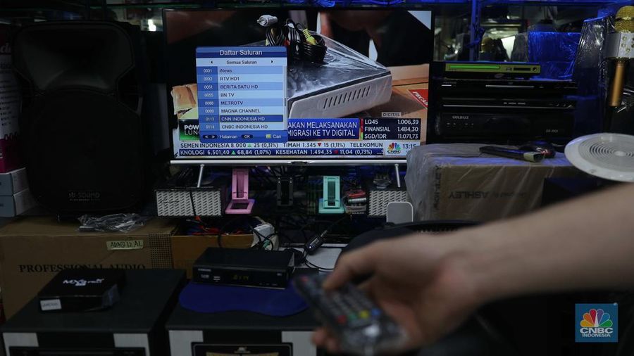Sejumlah penjual toko elektronik berjaga menunggu pembeli di Kawasan Glodok, Jakarta, Selasa, 1/11. (CNBC Indonesia/Muhammad Sabki)