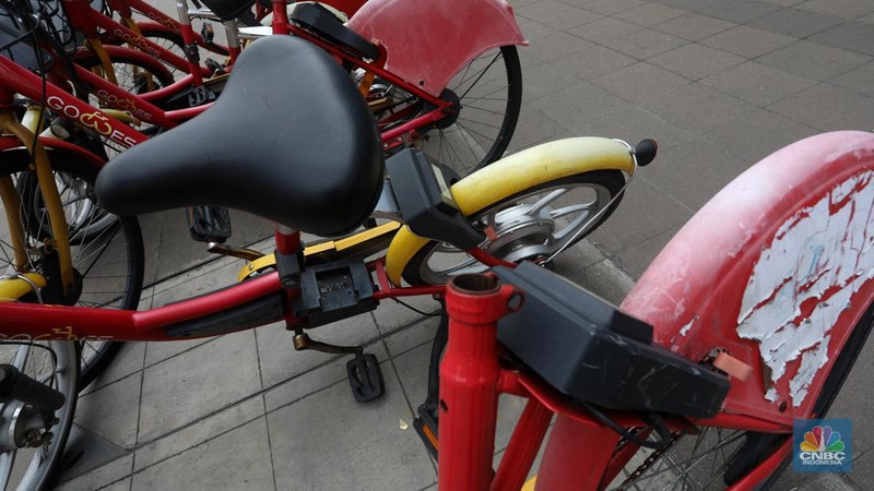 Sejumlah sepeda layanan bike sharing terparkir di jalur pendestrian kawasan Dukun Atas Jakarta Pusat,  Selasa (1/11/2022). Kondisi sepeda-sepeda tersebut kini terbengkalai tak terurus akibat minimnya minat warga. (CNBC Indonesia/Andrean Kristianto)