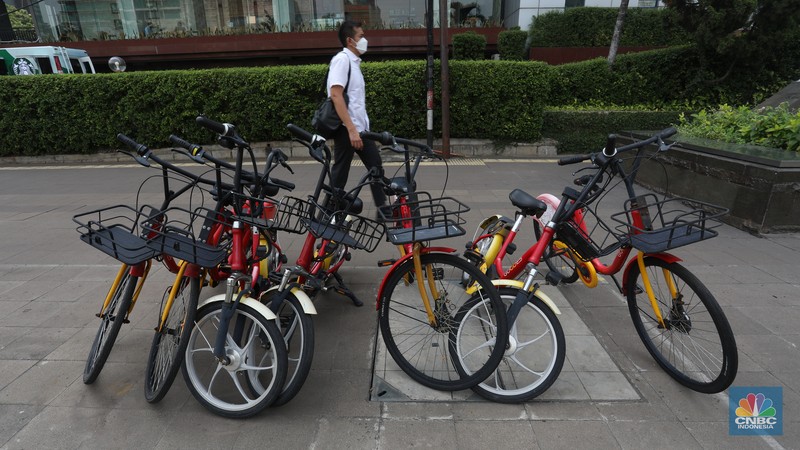 Sejumlah sepeda layanan bike sharing terparkir di jalur pendestrian kawasan Dukun Atas Jakarta Pusat,  Selasa (1/11/2022). Kondisi sepeda-sepeda tersebut kini terbengkalai tak terurus akibat minimnya minat warga. (CNBC Indonesia/Andrean Kristianto)