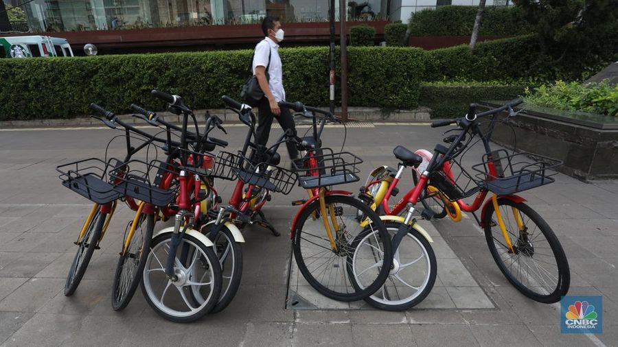 Sejumlah sepeda layanan bike sharing terparkir di jalur pendestrian kawasan Dukun Atas Jakarta Pusat,  Selasa (1/11/2022). Kondisi sepeda-sepeda tersebut kini terbengkalai tak terurus akibat minimnya minat warga. (CNBC Indonesia/Andrean Kristianto)