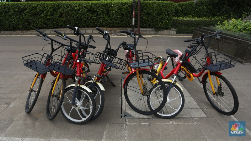 Sejumlah sepeda layanan bike sharing terparkir di jalur pendestrian kawasan Dukun Atas Jakarta Pusat,  Selasa (1/11/2022). Kondisi sepeda-sepeda tersebut kini terbengkalai tak terurus akibat minimnya minat warga. (CNBC Indonesia/Andrean Kristianto)