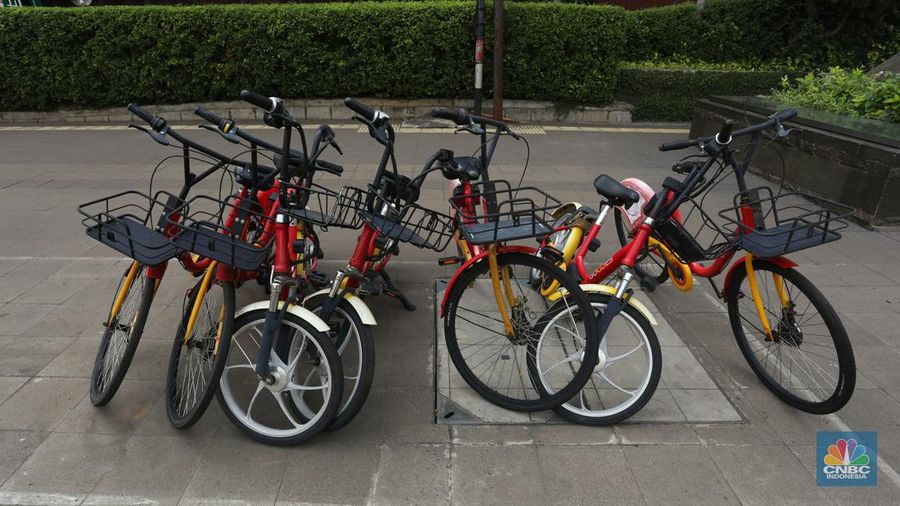 Sejumlah sepeda layanan bike sharing terparkir di jalur pendestrian kawasan Dukun Atas Jakarta Pusat,  Selasa (1/11/2022). Kondisi sepeda-sepeda tersebut kini terbengkalai tak terurus akibat minimnya minat warga. (CNBC Indonesia/Andrean Kristianto)