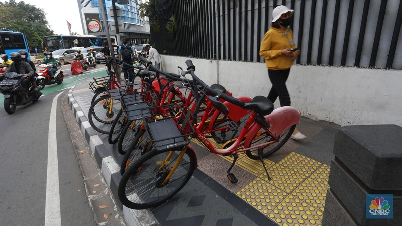 Sejumlah sepeda layanan bike sharing terparkir di jalur pendestrian kawasan Dukun Atas Jakarta Pusat, Selasa (1/11/2022). Kondisi sepeda-sepeda tersebut kini terbengkalai tak terurus akibat minimnya minat warga. (CNBC Indonesia/Andrean Kristianto) Sejumlah sepeda layanan bike sharing terparkir di jalur pendestrian kawasan Dukun Atas Jakarta Pusat, Selasa (1/11/2022). Kondisi sepeda-sepeda tersebut kini terbengkalai tak terurus akibat minimnya minat warga. (CNBC Indonesia/Andrean Kristianto)