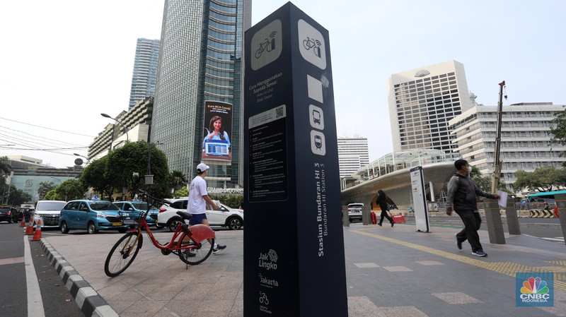 Sejumlah sepeda layanan bike sharing terparkir di jalur pendestrian kawasan Dukun Atas Jakarta Pusat, Selasa (1/11/2022). Kondisi sepeda-sepeda tersebut kini terbengkalai tak terurus akibat minimnya minat warga. (CNBC Indonesia/Andrean Kristianto) Sejumlah sepeda layanan bike sharing terparkir di jalur pendestrian kawasan Dukun Atas Jakarta Pusat, Selasa (1/11/2022). Kondisi sepeda-sepeda tersebut kini terbengkalai tak terurus akibat minimnya minat warga. (CNBC Indonesia/Andrean Kristianto)