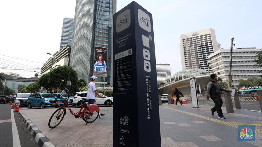 Sejumlah sepeda layanan bike sharing terparkir di jalur pendestrian kawasan Dukun Atas Jakarta Pusat,  Selasa (1/11/2022). Kondisi sepeda-sepeda tersebut kini terbengkalai tak terurus akibat minimnya minat warga. (CNBC Indonesia/Andrean Kristianto)