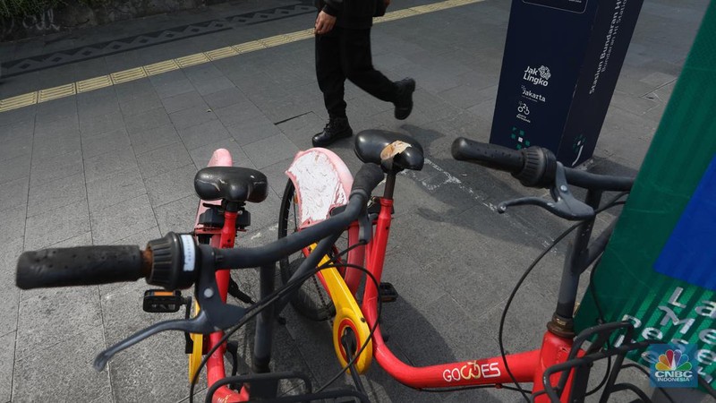 Sejumlah sepeda layanan bike sharing terparkir di jalur pendestrian kawasan Dukun Atas Jakarta Pusat,  Selasa (1/11/2022). Kondisi sepeda-sepeda tersebut kini terbengkalai tak terurus akibat minimnya minat warga. (CNBC Indonesia/Andrean Kristianto)