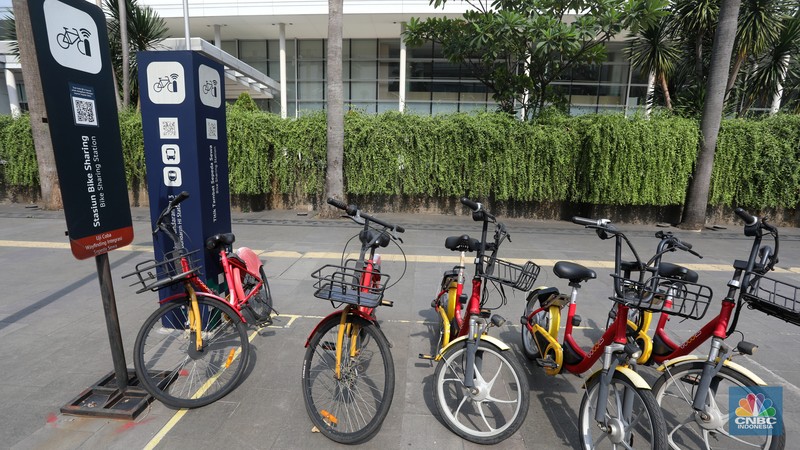 Sejumlah sepeda layanan bike sharing terparkir di jalur pendestrian kawasan Dukun Atas Jakarta Pusat,  Selasa (1/11/2022). Kondisi sepeda-sepeda tersebut kini terbengkalai tak terurus akibat minimnya minat warga. (CNBC Indonesia/Andrean Kristianto)