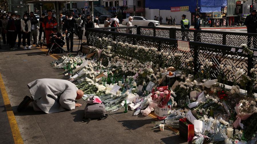 Seorang pria memberikan penghormatan di dekat lokasi penyerbuan yang terjadi selama perayaan Halloween, di Seoul, Korea Selatan, 31 Oktober 2022. (REUTERS/KIM HONG-JI)