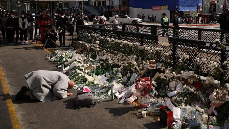 Seorang pria memberikan penghormatan di dekat lokasi penyerbuan yang terjadi selama perayaan Halloween, di Seoul, Korea Selatan, 31 Oktober 2022. (REUTERS/KIM HONG-JI)