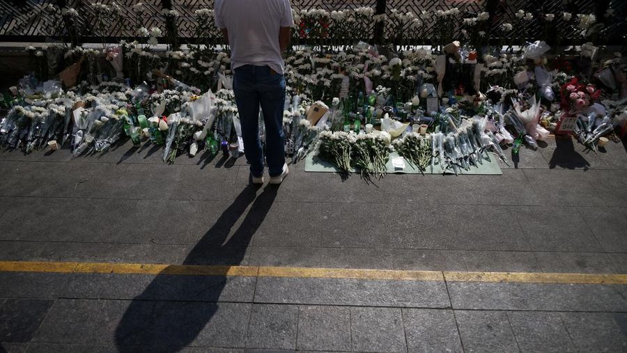 Seorang pria memberikan penghormatan di dekat lokasi penyerbuan yang terjadi selama perayaan Halloween, di Seoul, Korea Selatan, 31 Oktober 2022. (REUTERS/KIM HONG-JI)