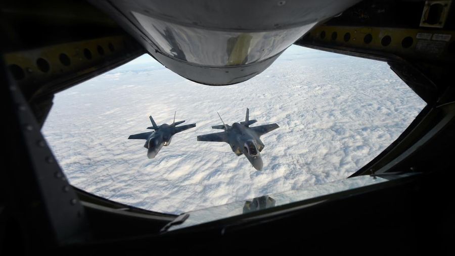 Sepasang jet siluman RAF F-35B Lightning terbang di belakang Stratotanker KC-135 Angkatan Udara Amerika Serikat di atas Selat Inggris selama Operasi Point Blank. (PA Images via Getty Images/Joe Giddens - PA Images)