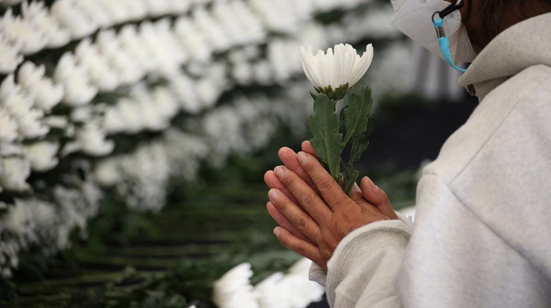 Seorang pria memberikan penghormatan di dekat lokasi penyerbuan yang terjadi selama perayaan Halloween, di Seoul, Korea Selatan, 31 Oktober 2022. (REUTERS/KIM HONG-JI)