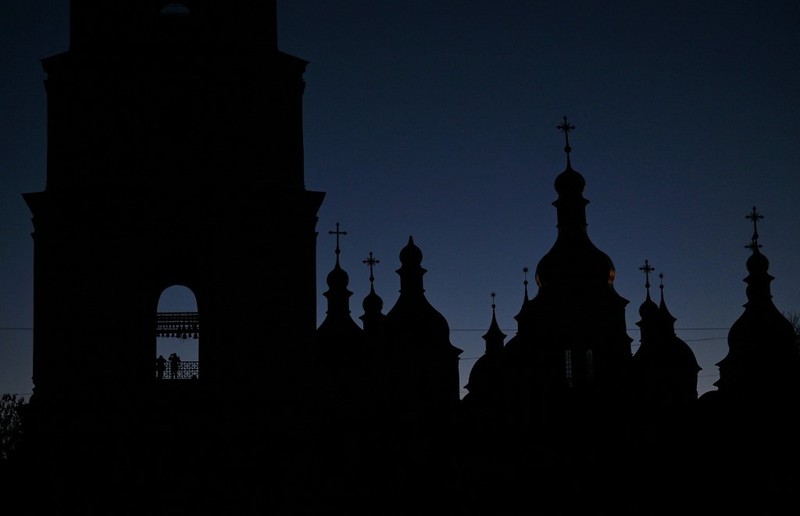 Petugas pemadam kebakaran bekerja untuk memadamkan api di fasilitas infrastruktur energi, yang rusak akibat serangan pesawat tak berawak Rusia. (via REUTERS/STATE EMERGENCY SERVICE OF UKRAINA)