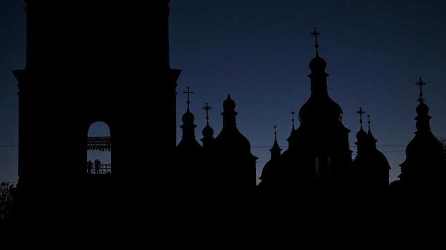 Petugas pemadam kebakaran bekerja untuk memadamkan api di fasilitas infrastruktur energi, yang rusak akibat serangan pesawat tak berawak Rusia. (via REUTERS/STATE EMERGENCY SERVICE OF UKRAINA)