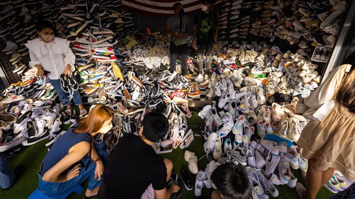 Warga berbelanja di pasar Chatuchak, Thailand. (SOPA Images/LightRocket via Getty Images) Warga berbelanja di pasar Chatuchak, Thailand. (SOPA Images/LightRocket via Getty Images)
