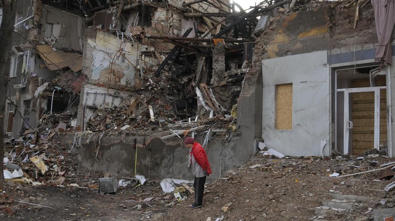 Petugas pemadam kebakaran bekerja untuk memadamkan api di fasilitas infrastruktur energi, yang rusak akibat serangan pesawat tak berawak Rusia. (via REUTERS/STATE EMERGENCY SERVICE OF UKRAINA)