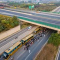 Buruh Pabrik iPhone Kabur, Jalan Kaki 3 Jam Bekal Mi Instan