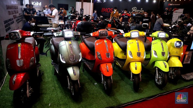 Beragam model hingga tipe motor listrik pun di pasaran, dengan harga yang beragam salah satunya produsen dari pabrik elektronik Polytron. (CNBC Indonesia/ Muhammad Sabki)