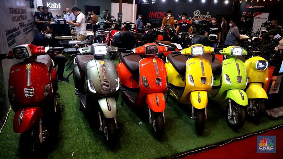 Banyak motor listrik yang telah hadir di Indonesia dengan pilihan tipe dan harga yang beragam dari berbagai merek. Uwinfly T3 dengan desain skutik retro mirip Vespa dengan harga Rp10,8 jutaan. (CNBC Indonesia/ Muhammad Sabki)