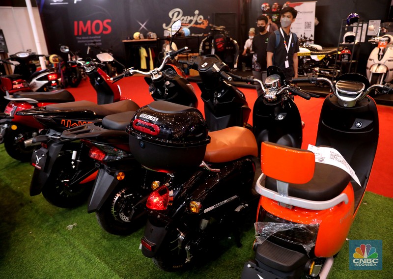 Beragam model hingga tipe motor listrik pun di pasaran, dengan harga yang beragam salah satunya produsen dari pabrik elektronik Polytron. (CNBC Indonesia/ Muhammad Sabki)