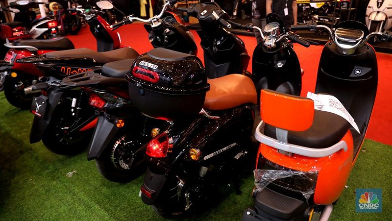 Beragam model hingga tipe motor listrik pun di pasaran, dengan harga yang beragam salah satunya produsen dari pabrik elektronik Polytron. (CNBC Indonesia/ Muhammad Sabki)