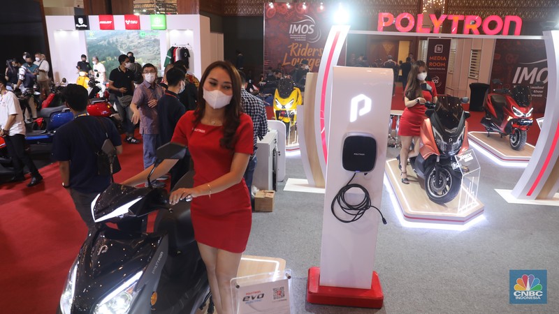 Beragam model hingga tipe motor listrik pun di pasaran, dengan harga yang beragam salah satunya produsen dari pabrik elektronik Polytron. (CNBC Indonesia/ Muhammad Sabki)