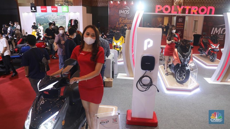 Beragam model hingga tipe motor listrik pun di pasaran, dengan harga yang beragam salah satunya produsen dari pabrik elektronik Polytron. (CNBC Indonesia/ Muhammad Sabki)