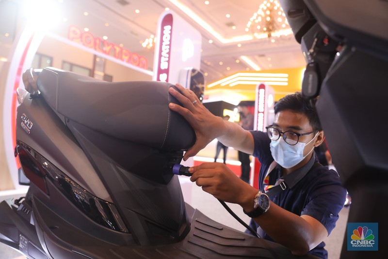 Beragam model hingga tipe motor listrik pun di pasaran, dengan harga yang beragam salah satunya produsen dari pabrik elektronik Polytron. (CNBC Indonesia/ Muhammad Sabki) Beragam model hingga tipe motor listrik pun di pasaran, dengan harga yang beragam salah satunya produsen dari pabrik elektronik Polytron. (CNBC Indonesia/ Muhammad Sabki)
