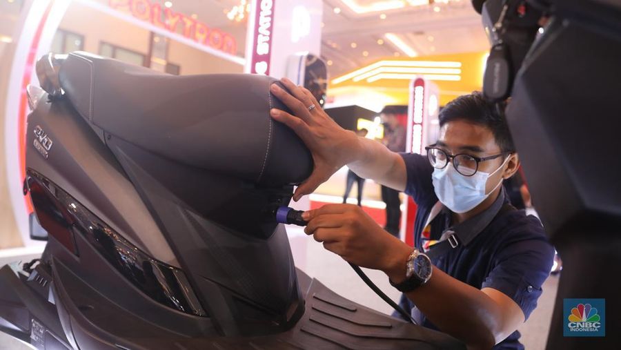 Beragam model hingga tipe motor listrik pun di pasaran, dengan harga yang beragam salah satunya produsen dari pabrik elektronik Polytron. (CNBC Indonesia/ Muhammad Sabki)