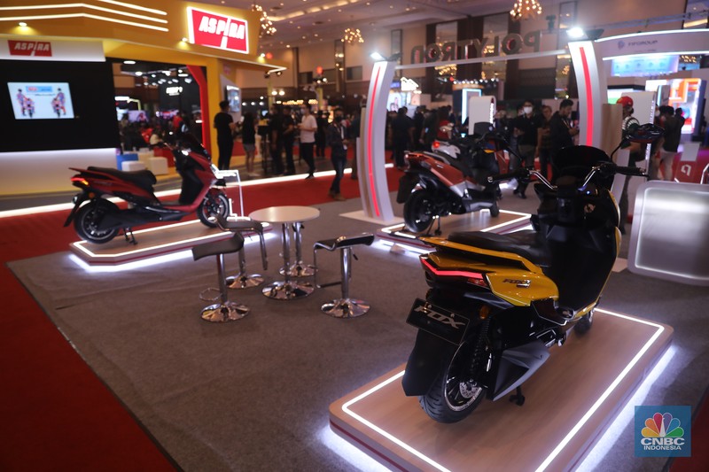 Beragam model hingga tipe motor listrik pun di pasaran, dengan harga yang beragam salah satunya produsen dari pabrik elektronik Polytron. (CNBC Indonesia/ Muhammad Sabki) Beragam model hingga tipe motor listrik pun di pasaran, dengan harga yang beragam salah satunya produsen dari pabrik elektronik Polytron. (CNBC Indonesia/ Muhammad Sabki)