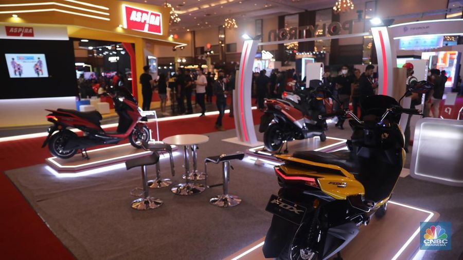 Beragam model hingga tipe motor listrik pun di pasaran, dengan harga yang beragam salah satunya produsen dari pabrik elektronik Polytron. (CNBC Indonesia/ Muhammad Sabki)