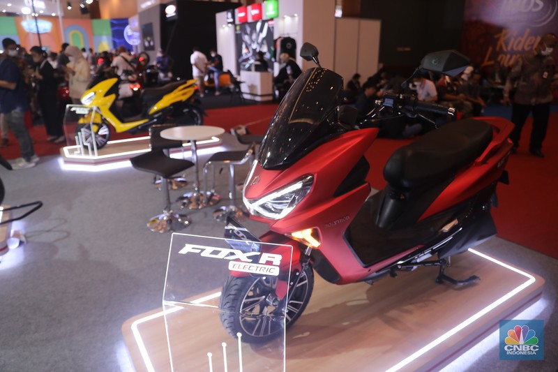 Beragam model hingga tipe motor listrik pun di pasaran, dengan harga yang beragam salah satunya produsen dari pabrik elektronik Polytron. (CNBC Indonesia/ Muhammad Sabki)