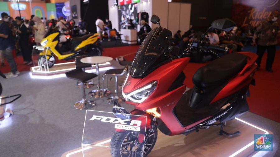 Beragam model hingga tipe motor listrik pun di pasaran, dengan harga yang beragam salah satunya produsen dari pabrik elektronik Polytron. (CNBC Indonesia/ Muhammad Sabki)