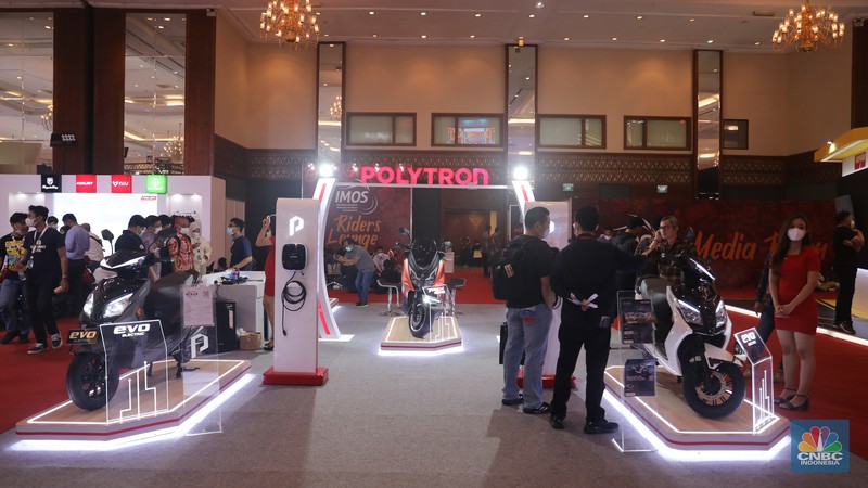 Beragam model hingga tipe motor listrik pun di pasaran, dengan harga yang beragam salah satunya produsen dari pabrik elektronik Polytron. (CNBC Indonesia/ Muhammad Sabki) Beragam model hingga tipe motor listrik pun di pasaran, dengan harga yang beragam salah satunya produsen dari pabrik elektronik Polytron. (CNBC Indonesia/ Muhammad Sabki)