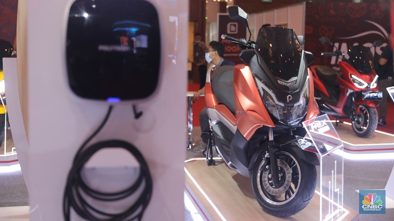 Menteri Koordinator Bidang Perekonomian Airlangga Hartarto dan Menteri Perindustrian Agus Gumiwang di acara seremonial penyerahan mobil listrik sebagai kendaraan resmi untuk mendukung kegiatan presidensi  di Indonesia telah ditetapkan sebagai Presidensi G20 Tahun 2022, di Kemenko Perekonomian, Jakarta, Rabu, 24/11. Pemerintah bakal menggunakan kendaraan listrik sebagai alat transportasi resmi dalam perhelatan Konferensi Tingkat Tinggi (KTT) G20 di Bali pada 2022. Konferensi Tingkat Tinggi (KTT) G20 ke-15. Setiap tahunnya para negara anggota G20 bergilir untuk menjadi tuan rumah rangkaian kegiatan pertemuan organisasi tersebut. Setelah serah terima dari Italia, Indonesia akan memegang Presidensi G20 Tahun 2022 selama satu tahun.  CNBC Indonesia/ Muhammad Sabki)