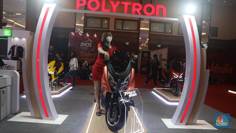 Beragam model hingga tipe motor listrik pun di pasaran, dengan harga yang beragam salah satunya produsen dari pabrik elektronik Polytron. (CNBC Indonesia/ Muhammad Sabki)