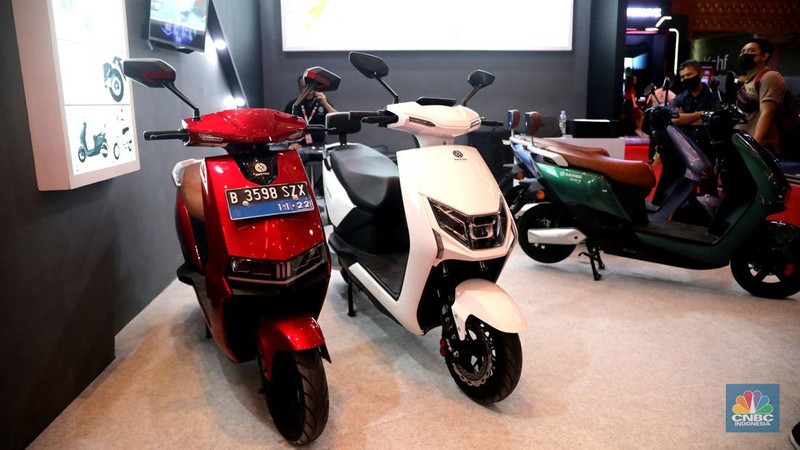 Menteri Koordinator Bidang Perekonomian Airlangga Hartarto dan Menteri Perindustrian Agus Gumiwang di acara seremonial penyerahan mobil listrik sebagai kendaraan resmi untuk mendukung kegiatan presidensi  di Indonesia telah ditetapkan sebagai Presidensi G20 Tahun 2022, di Kemenko Perekonomian, Jakarta, Rabu, 24/11. Pemerintah bakal menggunakan kendaraan listrik sebagai alat transportasi resmi dalam perhelatan Konferensi Tingkat Tinggi (KTT) G20 di Bali pada 2022. Konferensi Tingkat Tinggi (KTT) G20 ke-15. Setiap tahunnya para negara anggota G20 bergilir untuk menjadi tuan rumah rangkaian kegiatan pertemuan organisasi tersebut. Setelah serah terima dari Italia, Indonesia akan memegang Presidensi G20 Tahun 2022 selama satu tahun.  CNBC Indonesia/ Muhammad Sabki)