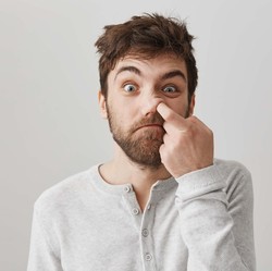 Mengorek Telinga dan Ngupil Membatalkan Puasa? Cek Hukumnya!