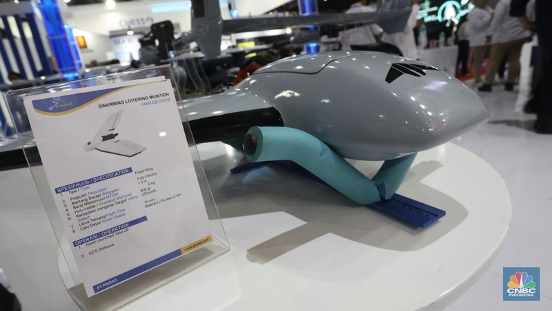 Perhelatan Indo Defence Expo and Forum 2022 resmi dimulai di JIExpo, Kemayoran, Jakarta, Rabu (2/11/2022). Acara tahunan ini akan digelar hingga 5 November mendatang. Tidak hanya menjadi pameran teknologi persenjataan terbaru namun banyak juga dihadirkan berbagai jenis kendaraan termasuk pesawat tanpa awak atau drone tempur. (CNBC Indonesia/Andrean Kristianto) Perhelatan Indo Defence Expo and Forum 2022 resmi dimulai di JIExpo, Kemayoran, Jakarta, Rabu (2/11/2022). Acara tahunan ini akan digelar hingga 5 November mendatang. Tidak hanya menjadi pameran teknologi persenjataan terbaru namun banyak juga dihadirkan berbagai jenis kendaraan termasuk pesawat tanpa awak atau drone tempur. (CNBC Indonesia/Andrean Kristianto)